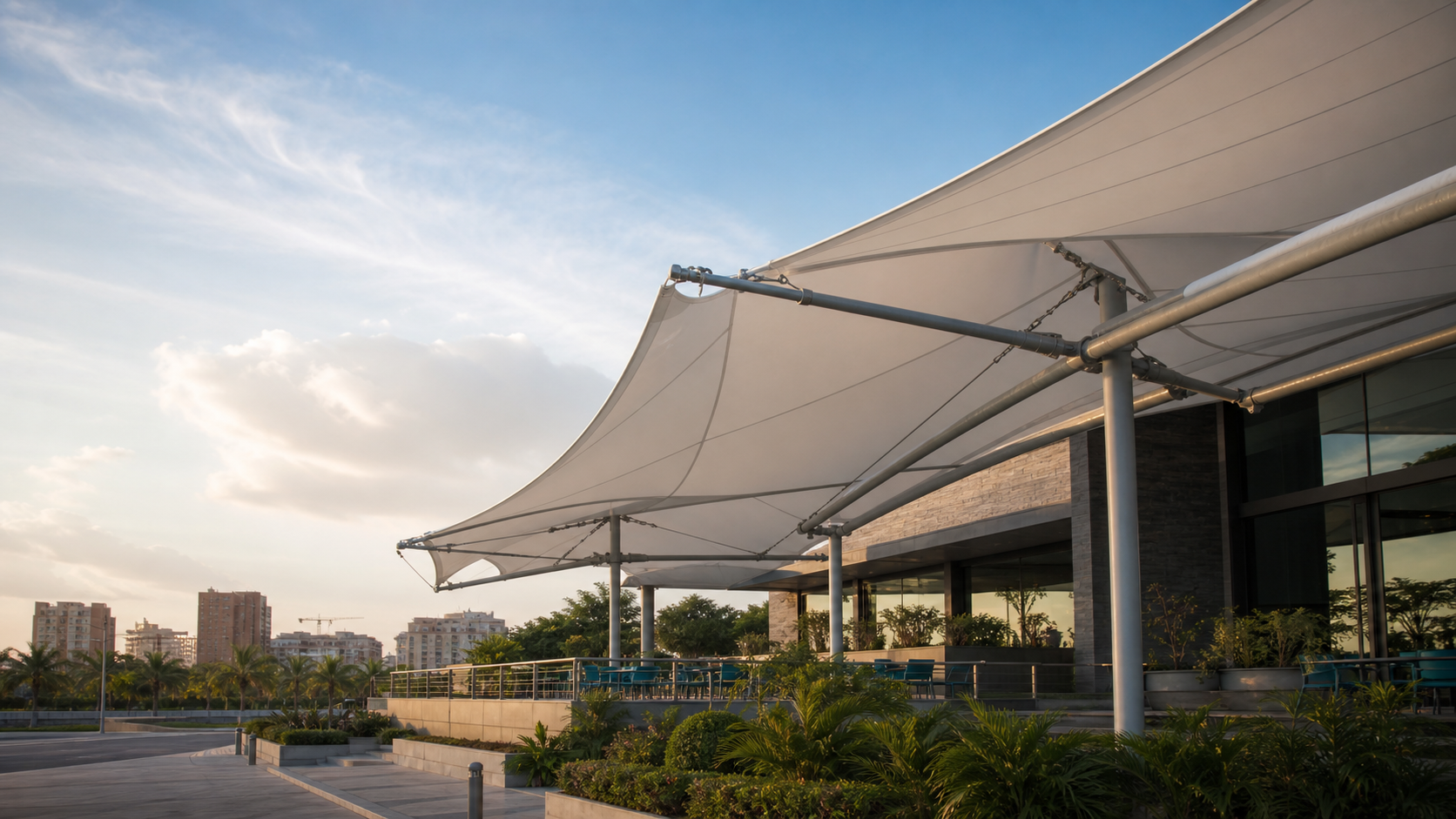 Membrana arquitectónica blanca instalada sobre una estructura metálica moderna