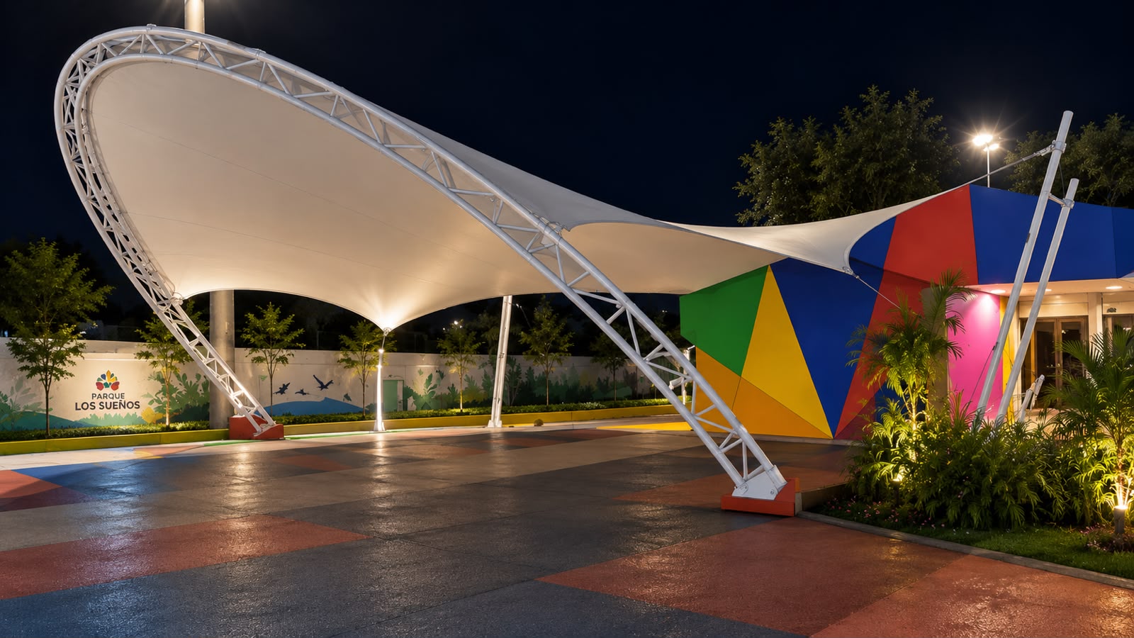 Lona arquitectónica blanca instalada sobre estructura metálica iluminada de noche